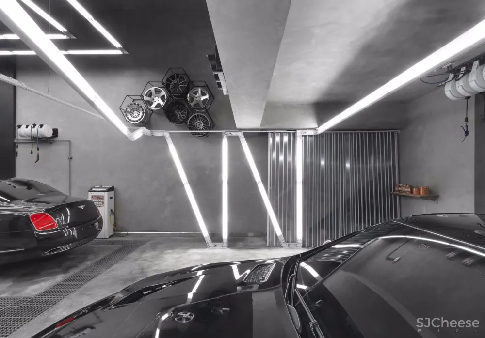 后现代 X 工业风=科幻质感汽修店