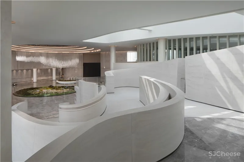 品辰设计 | 探索设计与光影共生的艺术空间 x 绿地艺展中心