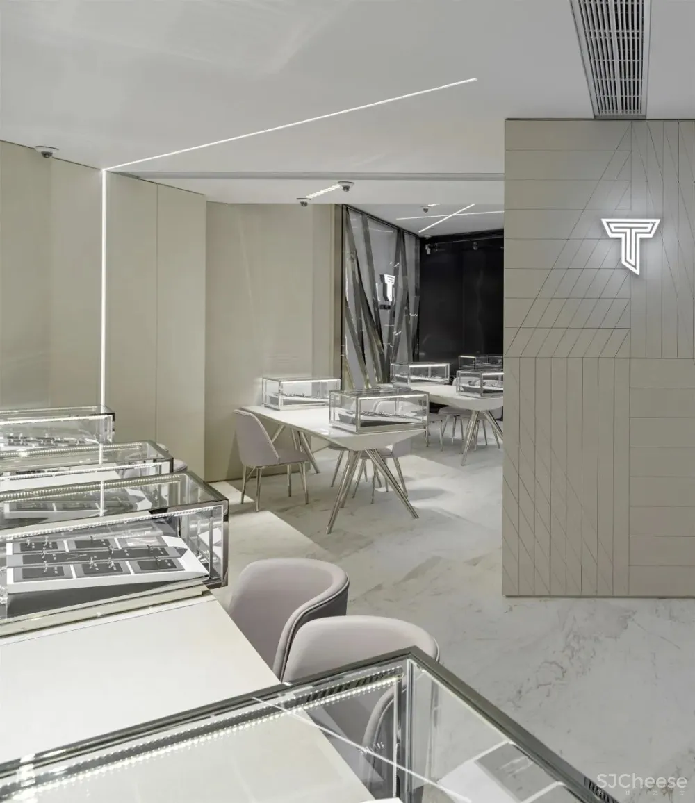 罗灵杰 龙慧祺:香港将军澳蓝塘傲会所 K11周大福