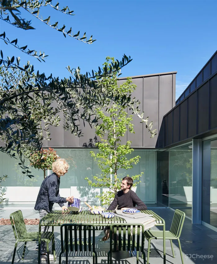 带锌屋顶和大量玻璃幕墙的轻质房屋 Alventosa Morell Arquitectes