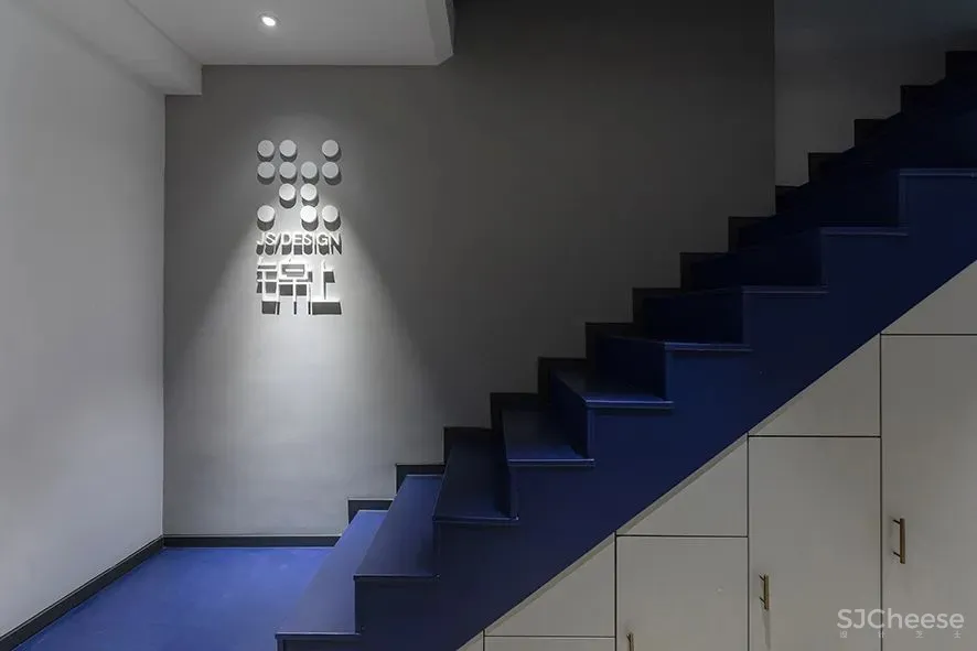 借由色彩和几何美学,构建风格多元化的设计工作室 成都锦上空间装饰设计公司