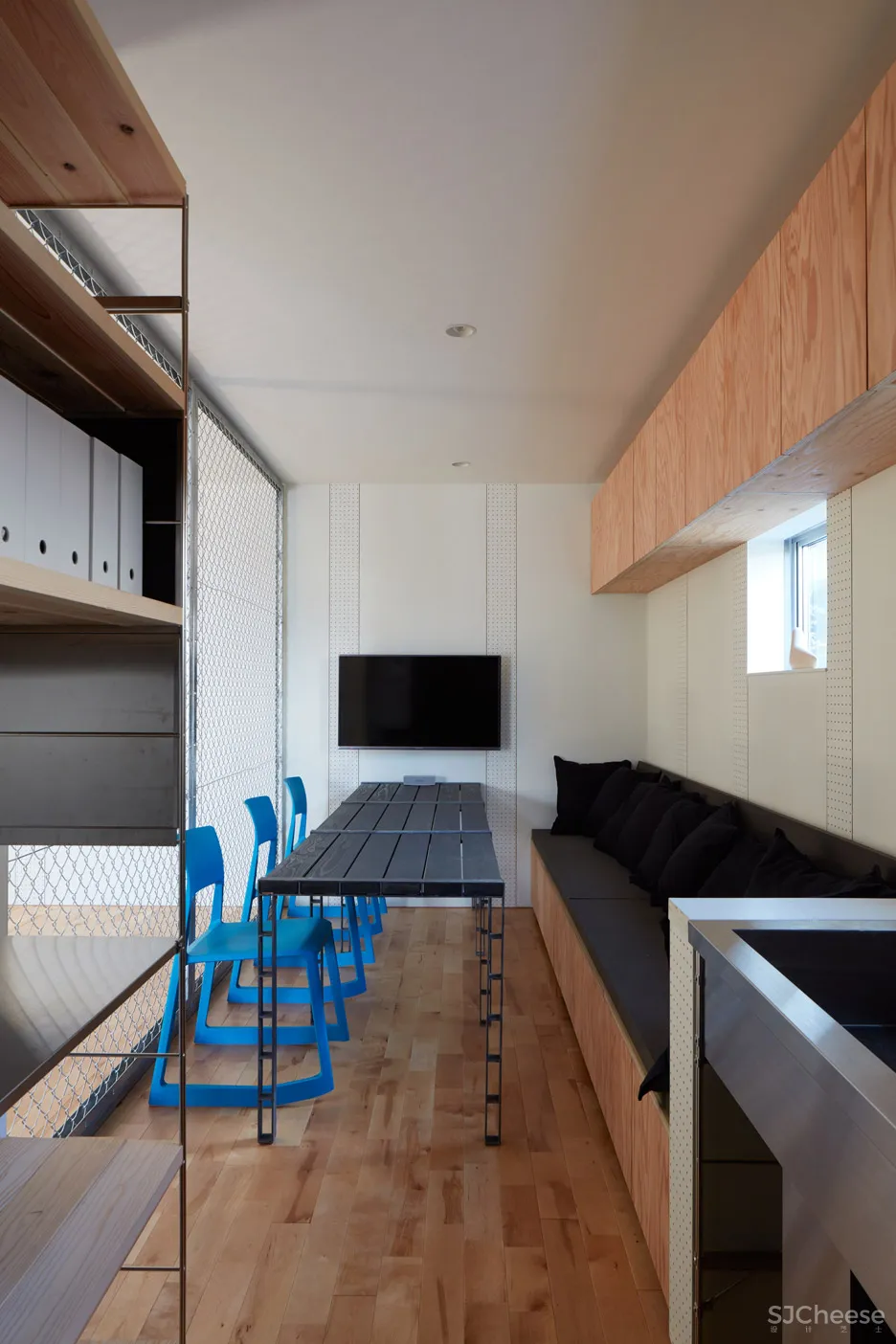 Koizumi Sekkei designs house in Japan with basketball court at its centre