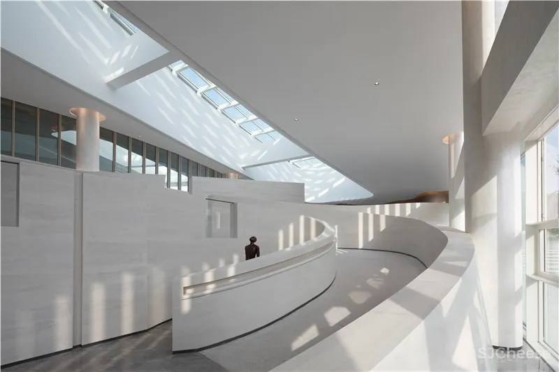 品辰设计 | 探索设计与光影共生的艺术空间 x 绿地艺展中心