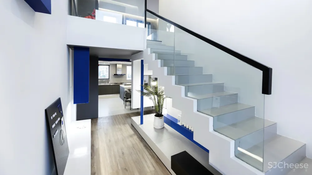 砸掉120万楼板,造出玻璃栈道 FF空间设计