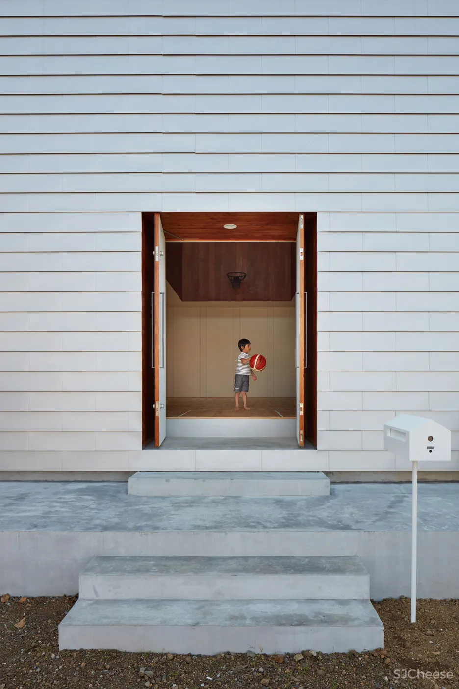 Koizumi Sekkei designs house in Japan with basketball court at its centre