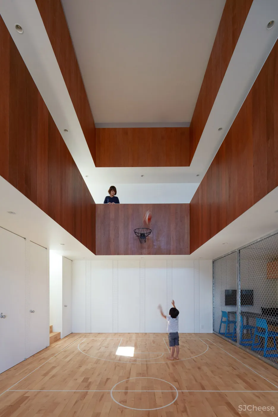 Koizumi Sekkei designs house in Japan with basketball court at its centre
