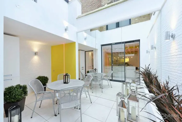 将一家旧轮胎店改造成两个设计精美的小别墅 Hogarth Architects