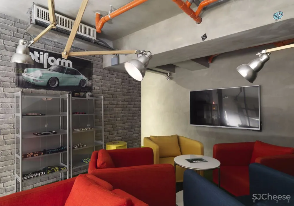 后现代 X 工业风=科幻质感汽修店