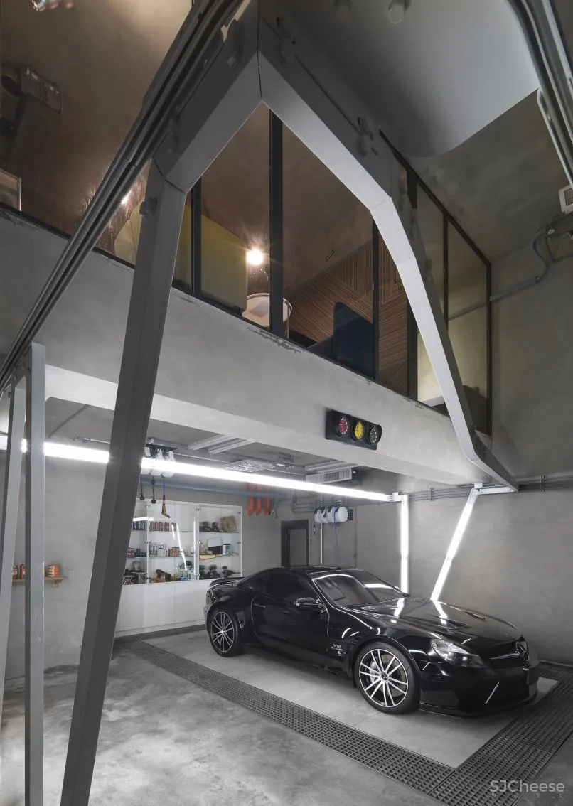 后现代 X 工业风=科幻质感汽修店