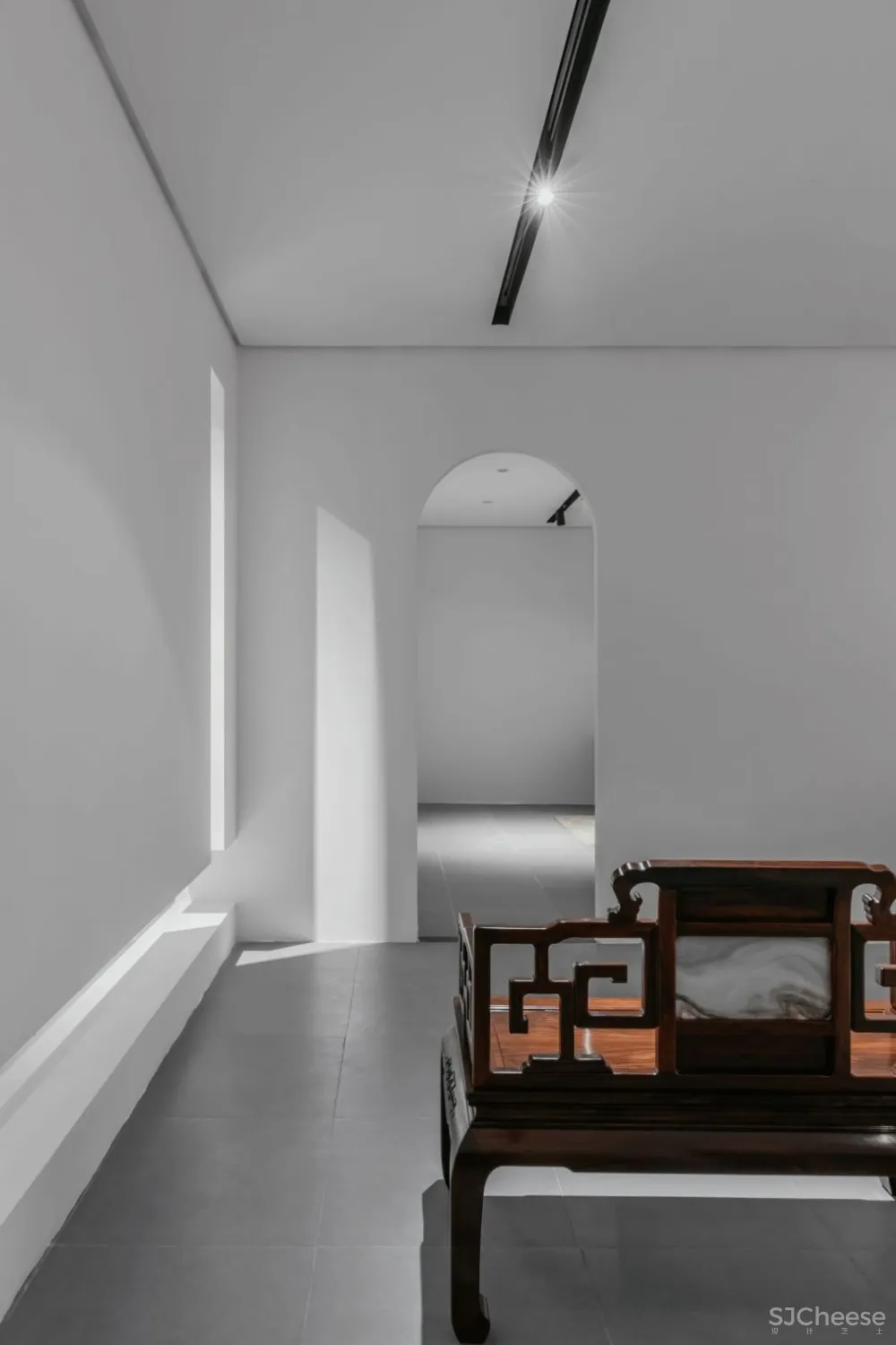 非空”——当一抹“红”种在极简白里,美出新高度 尤格空间设计