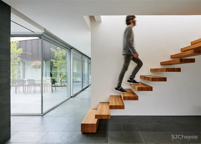 带锌屋顶和大量玻璃幕墙的轻质房屋 Alventosa Morell Arquitectes