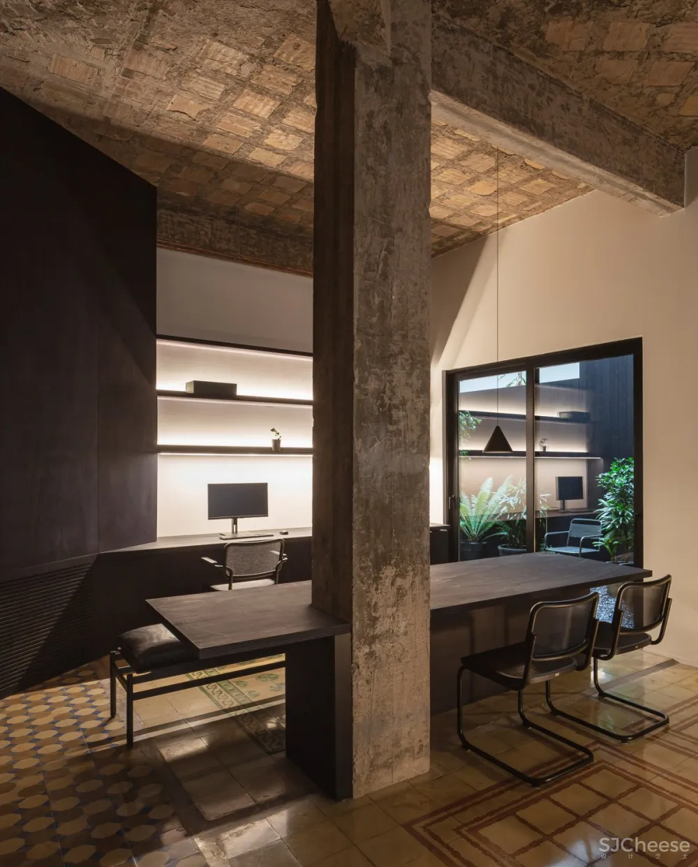 Francesc Rifé | R Apartment , 保留空间的原始本质