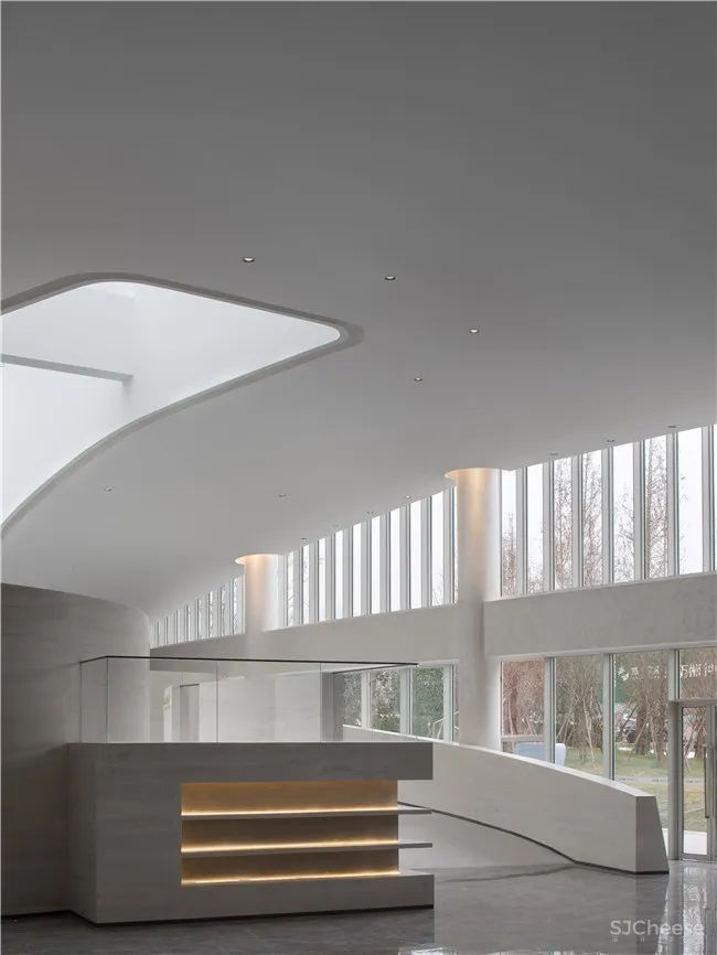 品辰设计 | 探索设计与光影共生的艺术空间 x 绿地艺展中心