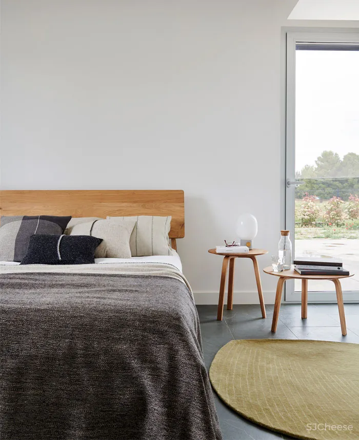 带锌屋顶和大量玻璃幕墙的轻质房屋 Alventosa Morell Arquitectes