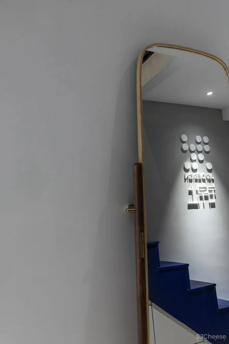 借由色彩和几何美学,构建风格多元化的设计工作室 成都锦上空间装饰设计公司