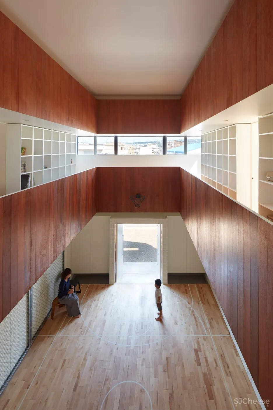 Koizumi Sekkei designs house in Japan with basketball court at its centre