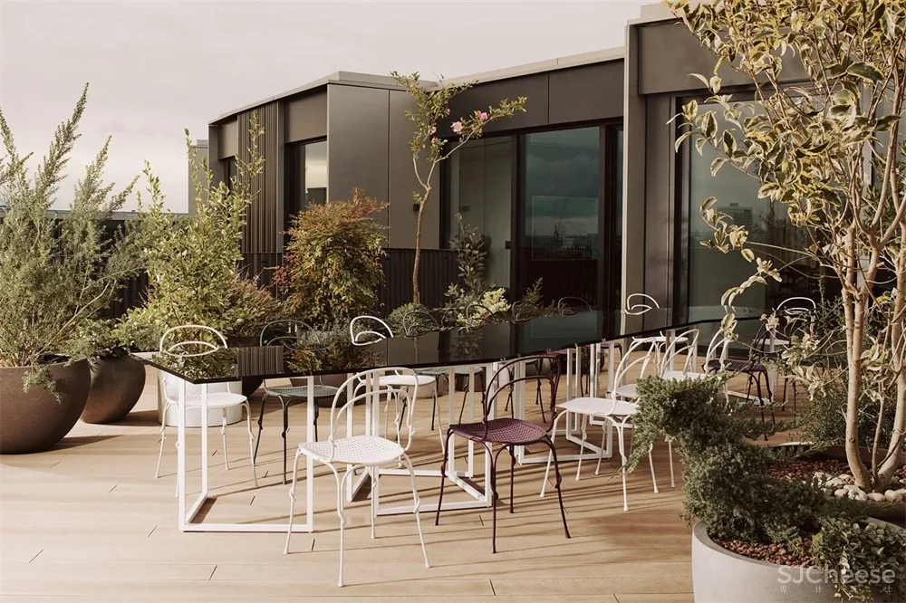 伦敦原BBC总部大楼顶层公寓设计 Waldo Works