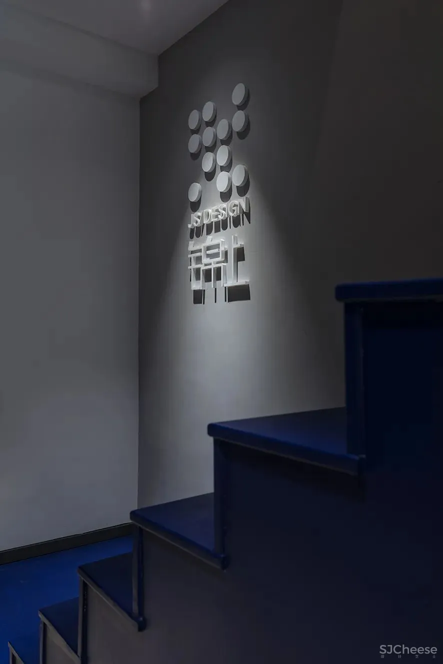 借由色彩和几何美学,构建风格多元化的设计工作室 成都锦上空间装饰设计公司