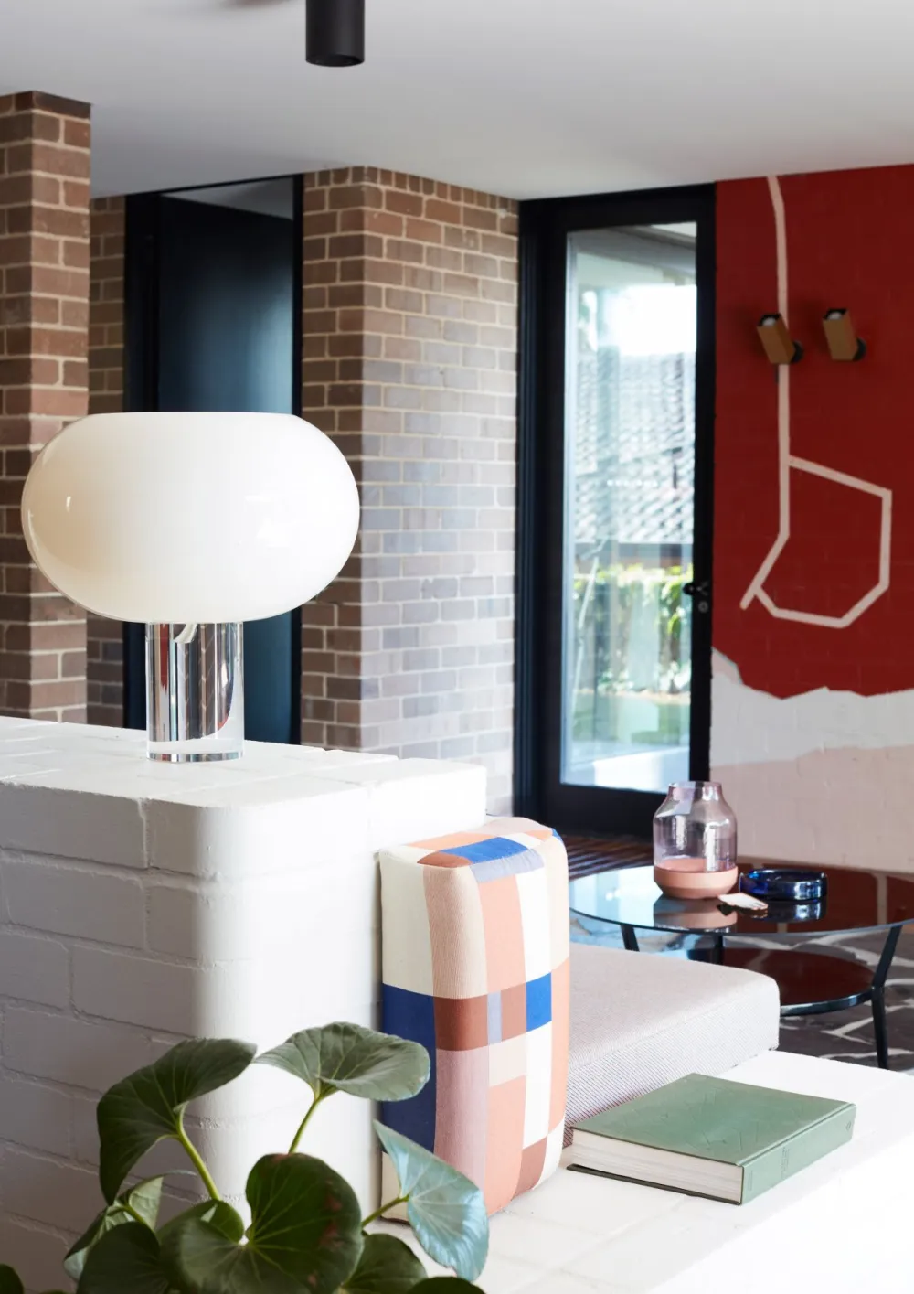 Amber Road | Polychrome House , 现代色彩丰富的艺术之家