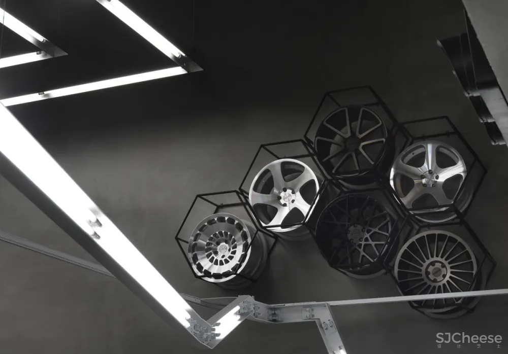 后现代 X 工业风=科幻质感汽修店