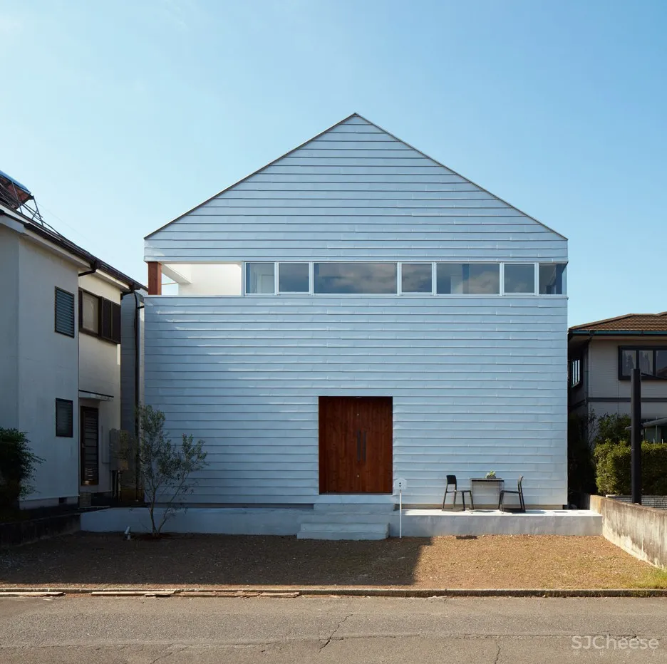 Koizumi Sekkei designs house in Japan with basketball court at its centre