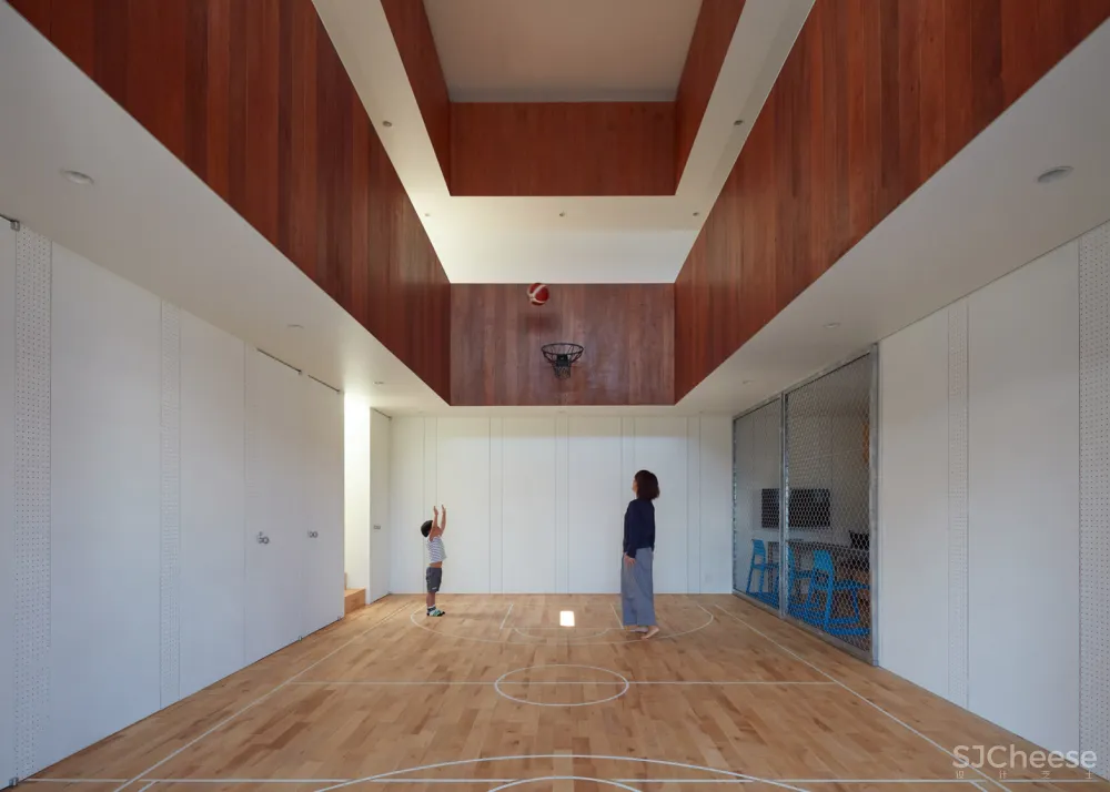 Koizumi Sekkei designs house in Japan with basketball court at its centre