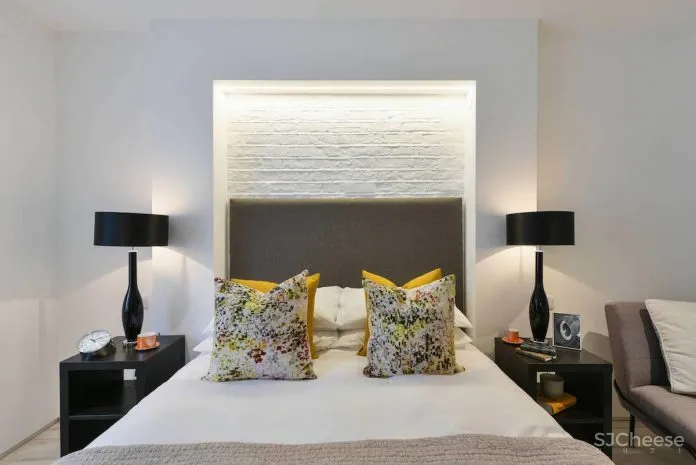 将一家旧轮胎店改造成两个设计精美的小别墅 Hogarth Architects