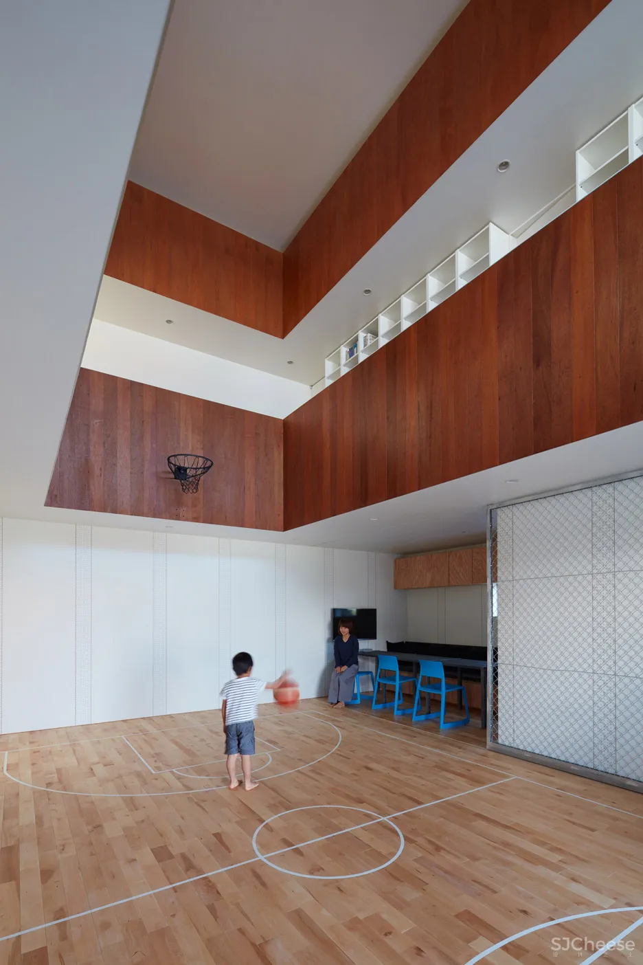 Koizumi Sekkei designs house in Japan with basketball court at its centre