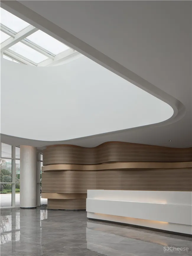 品辰设计 | 探索设计与光影共生的艺术空间 x 绿地艺展中心