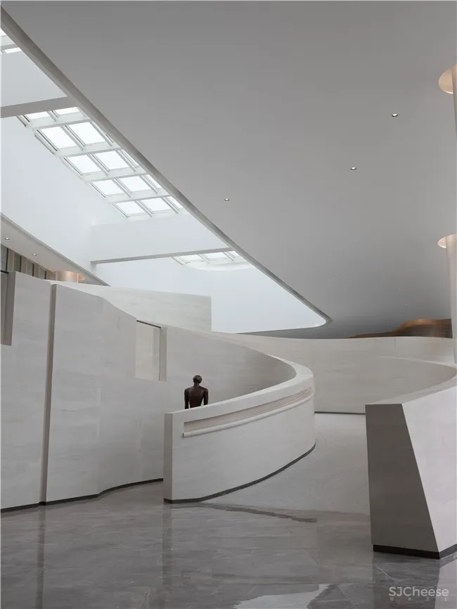 品辰设计 | 探索设计与光影共生的艺术空间 x 绿地艺展中心