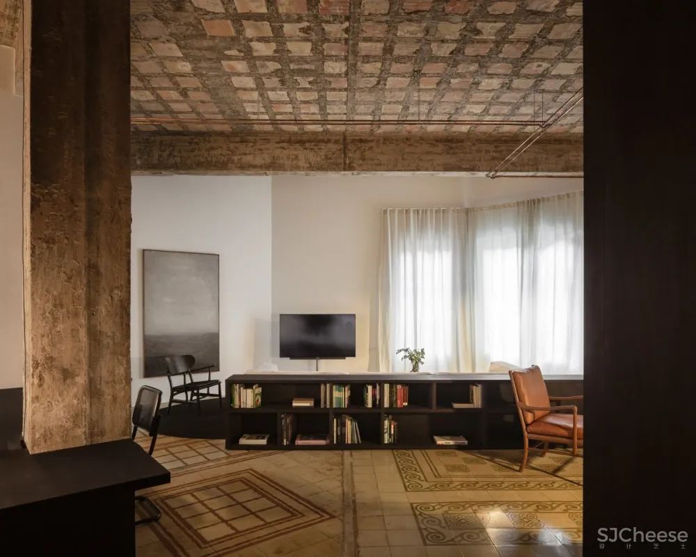 Francesc Rifé | R Apartment , 保留空间的原始本质