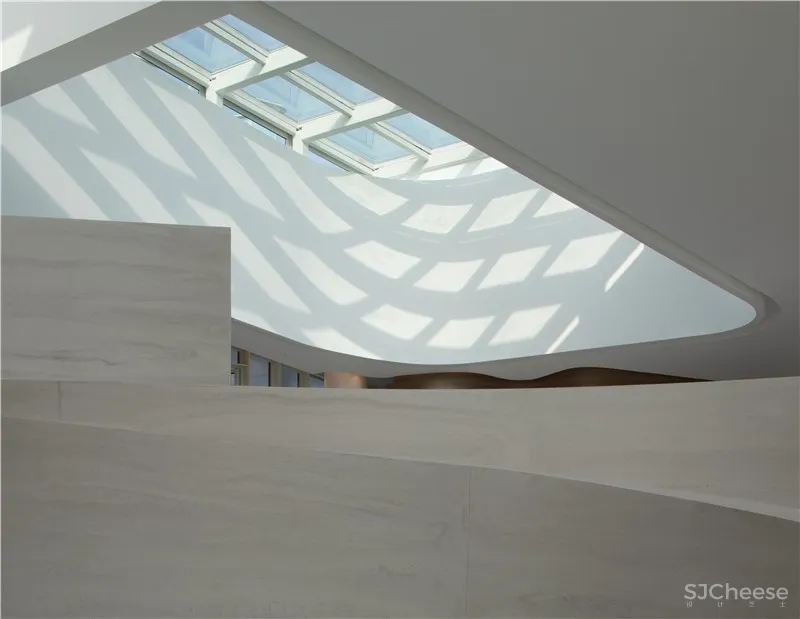 品辰设计 | 探索设计与光影共生的艺术空间 x 绿地艺展中心