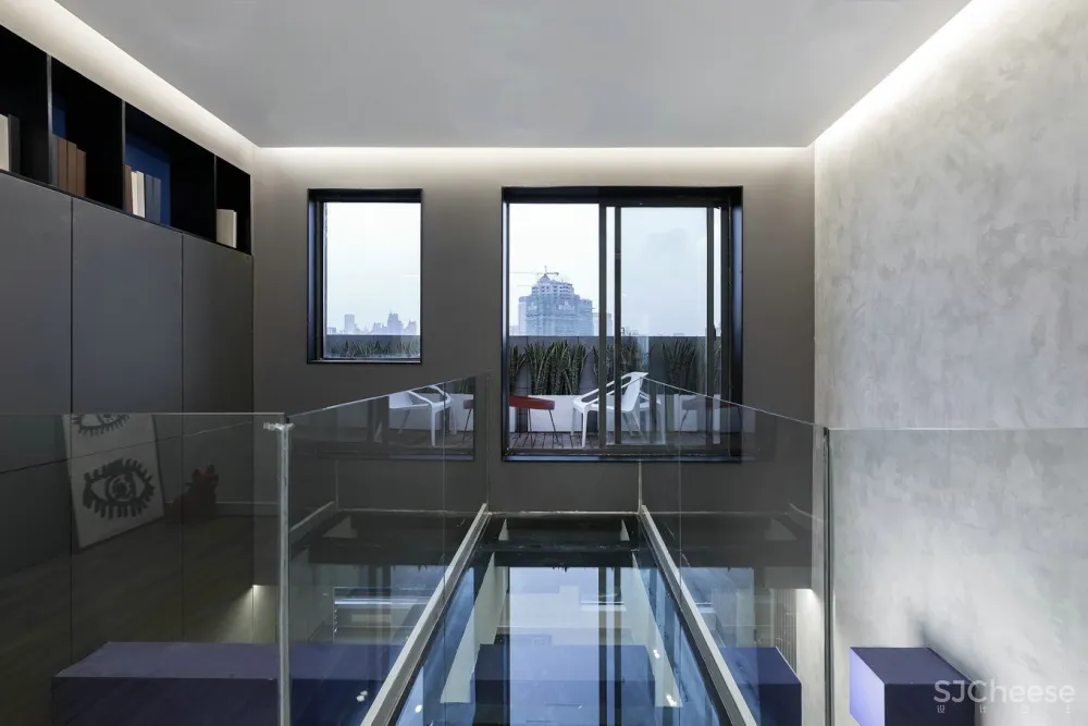 砸掉120万楼板,造出玻璃栈道 FF空间设计