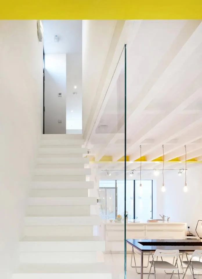 将一家旧轮胎店改造成两个设计精美的小别墅 Hogarth Architects