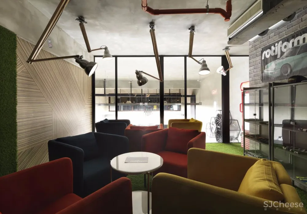 后现代 X 工业风=科幻质感汽修店