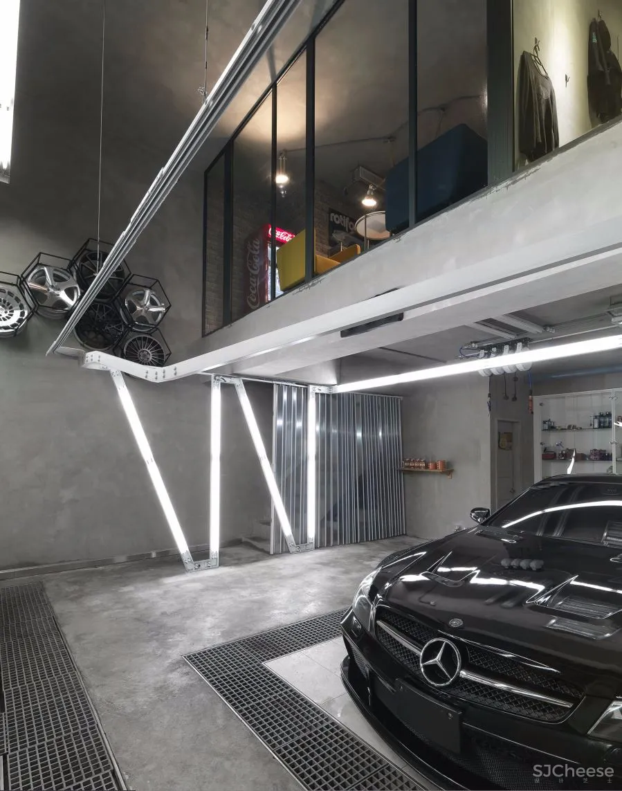 后现代 X 工业风=科幻质感汽修店