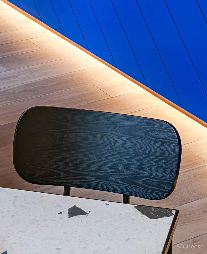 风格派(De Stijl)的LOLA咖啡馆空间设计 AIAI architects