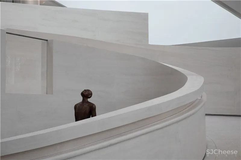 品辰设计 | 探索设计与光影共生的艺术空间 x 绿地艺展中心