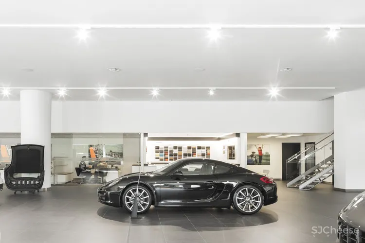 渗透品牌文化的保时捷里斯本中心 OW arquitectos