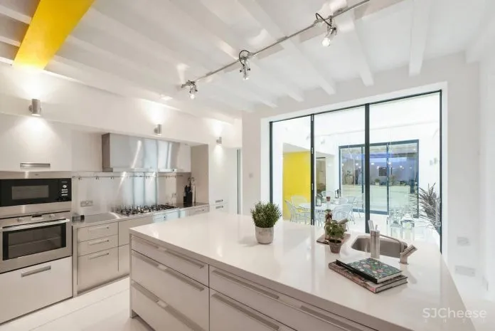 将一家旧轮胎店改造成两个设计精美的小别墅 Hogarth Architects