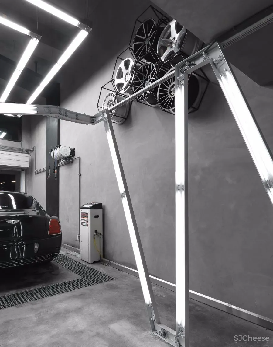 后现代 X 工业风=科幻质感汽修店