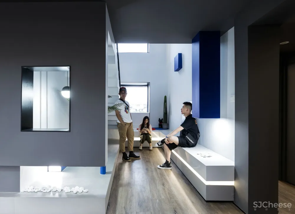 砸掉120万楼板,造出玻璃栈道 FF空间设计