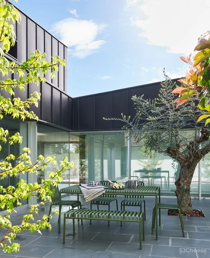 带锌屋顶和大量玻璃幕墙的轻质房屋 Alventosa Morell Arquitectes