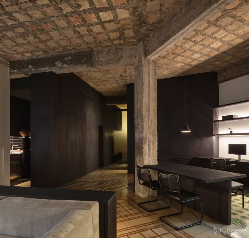 Francesc Rifé | R Apartment , 保留空间的原始本质