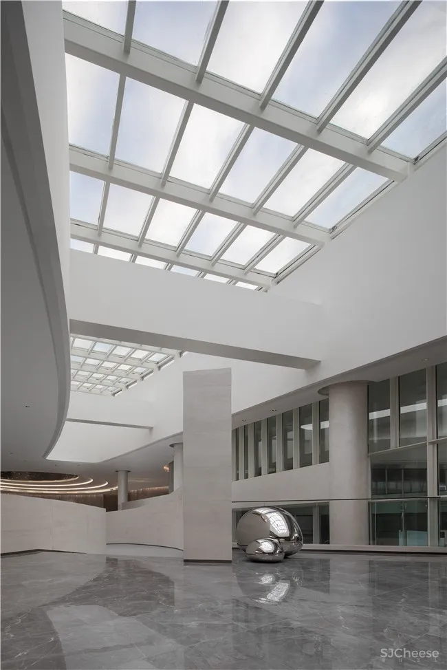 品辰设计 | 探索设计与光影共生的艺术空间 x 绿地艺展中心