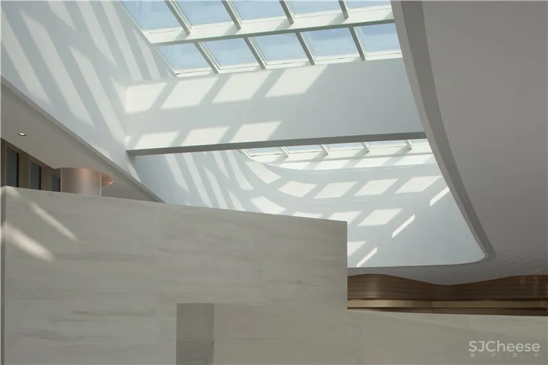 品辰设计 | 探索设计与光影共生的艺术空间 x 绿地艺展中心