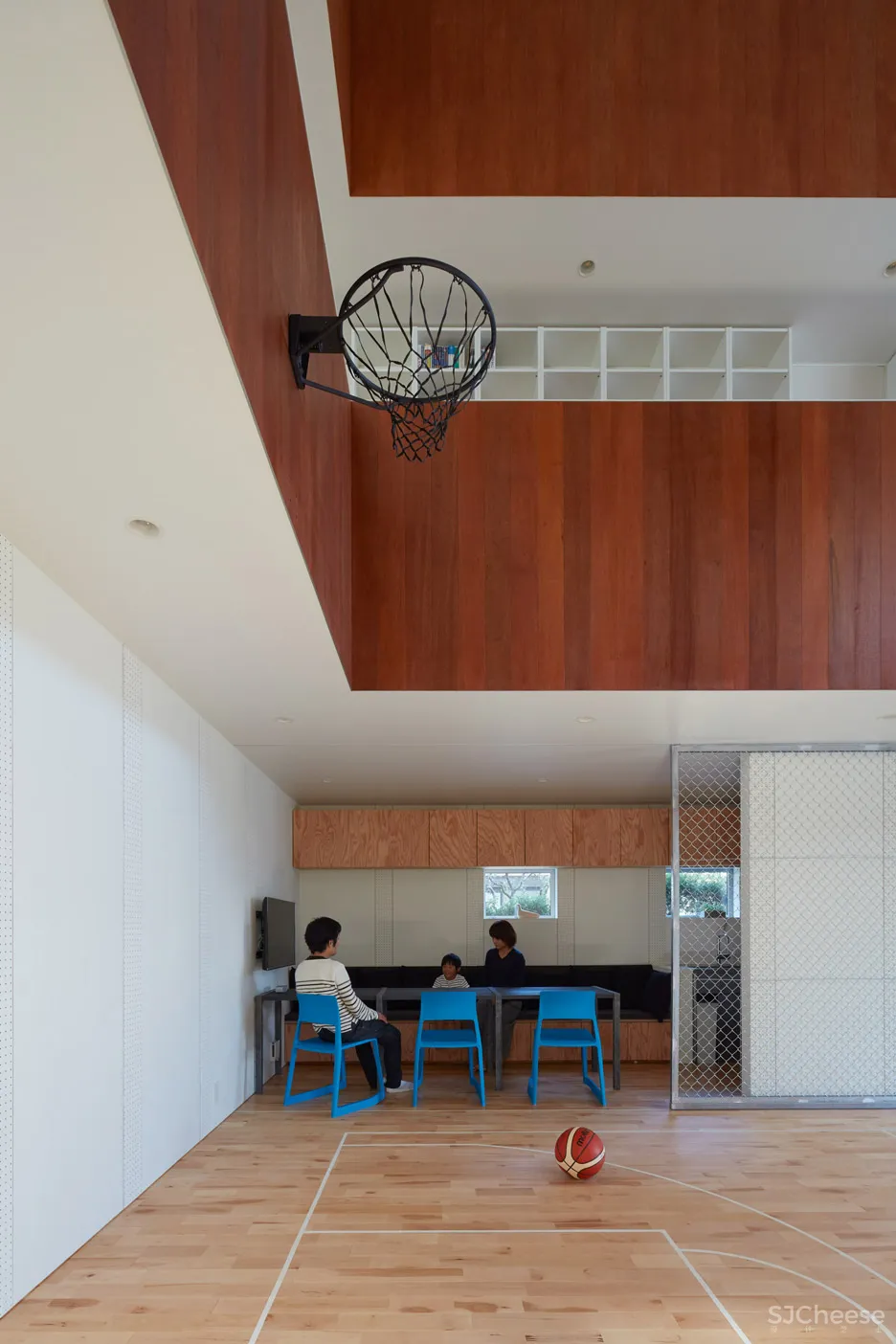 Koizumi Sekkei designs house in Japan with basketball court at its centre
