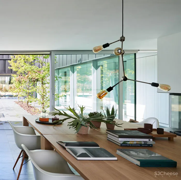 带锌屋顶和大量玻璃幕墙的轻质房屋 Alventosa Morell Arquitectes