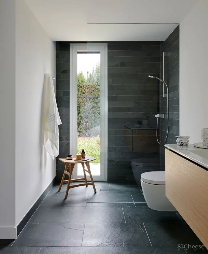 带锌屋顶和大量玻璃幕墙的轻质房屋 Alventosa Morell Arquitectes