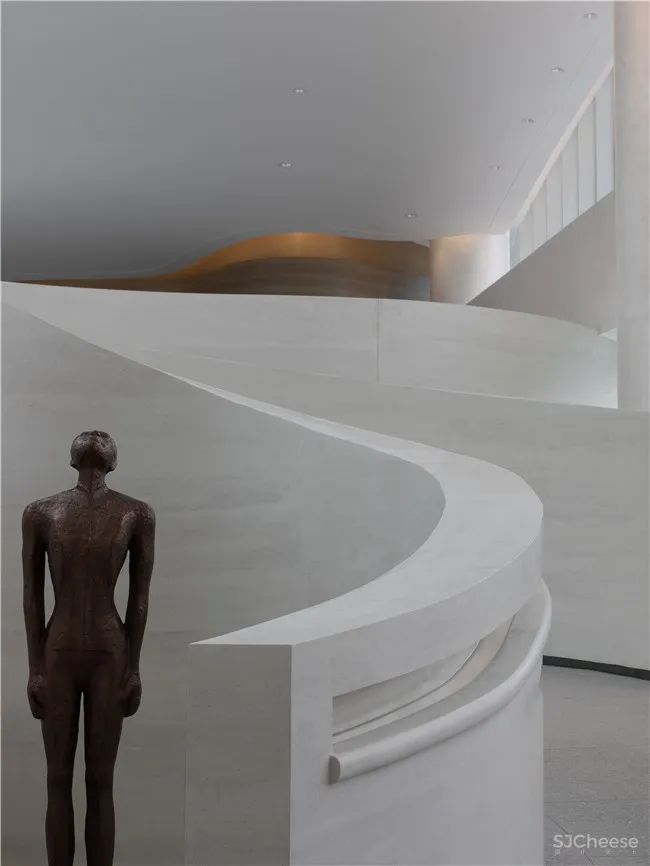 品辰设计 | 探索设计与光影共生的艺术空间 x 绿地艺展中心